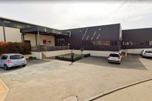 devanture et parking du bowling ibowl a lyon