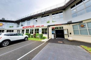 devanture et parking du metropolis bowling laser a lyon