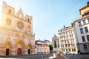 primatiale saint jean baptiste de lyon au lever du soleil