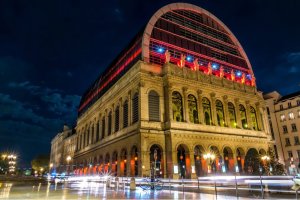 edifice opera lyon illumine la nuit