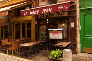 terrasse devanture bouchon lyonnais la mere jean