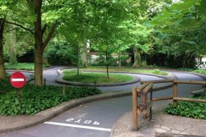 piste de mini karting ombragee entre les arbres du parc de la tete or