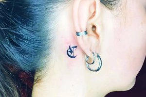 tatouage initial minimaliste derriere l oreil realise au salon ink_bar a lyon