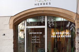 devanture vitrine boutique cbd 1001 herbes lyon 1