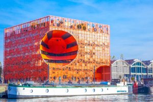 peniche a quai devant cube orange lyon confluence