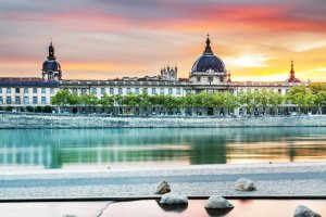 le grand hotel dieu a lyon vu depuis les quais au coucher du soleil