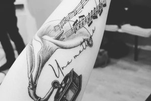 tatouage theme musical au bras realise au salon inkubateur a lyon