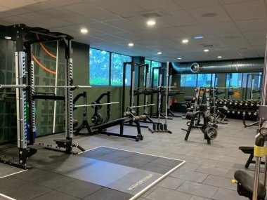 appareils lever de poids salle de sport basic fit lyon gerland