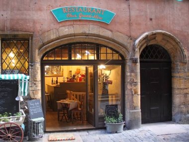 devanture du bouchon lyonnais traditionnel chez grand mere