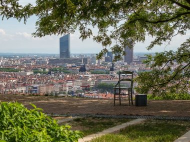 vue sur lyon et tours quartier part dieu depuis jardin des curiosites