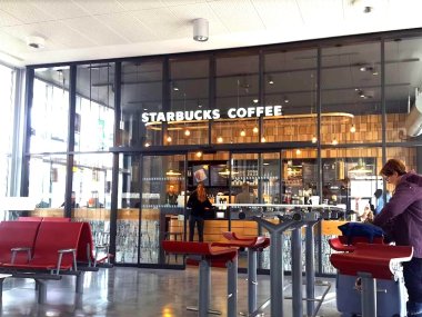 vitrine starbucks gare lyon part dieu