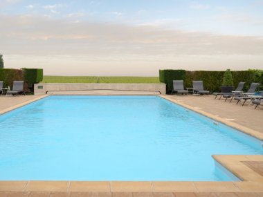 piscine exterieur vue sur champs hotel chateau spa pizay