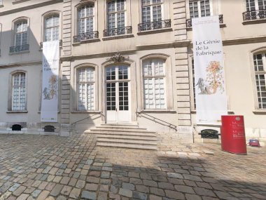 cour pavee du musee des tissus et des arts decoratifs de lyon