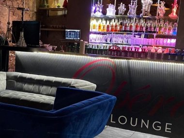 comptoir et canapes de velours dans le bar a chicha opera lounge a lyon