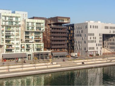 monolithe lyon confluence entourre immeubles residentiels modernes
