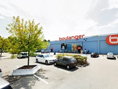 parking et entree du batiment boulanger du centre commercial auchan saint priest