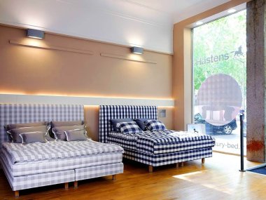 showroom de la boutique luxury bed a lyon presentant deux lits aux motifs vichy