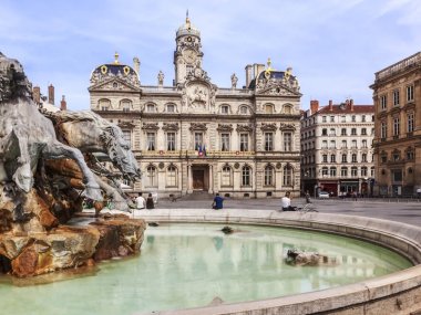 vue hotel ville fontaine bartholdi place des terreaux lyon