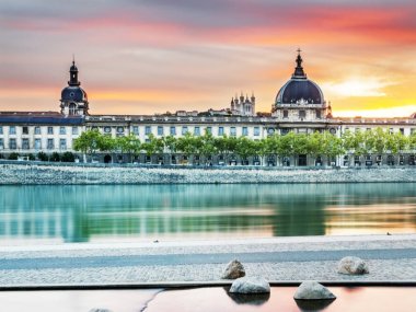 le grand hotel dieu a lyon vu depuis les quais au coucher du soleil