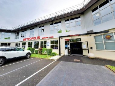 devanture et parking du metropolis bowling laser a lyon