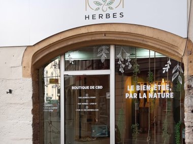 devanture vitrine boutique cbd 1001 herbes lyon 1