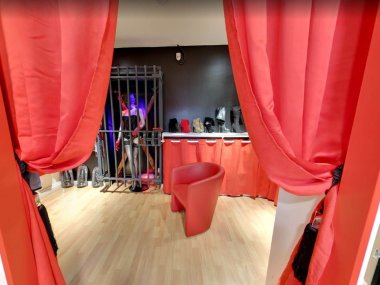 rideaux rouges a l entree des cabines d essayage du sexshop red district