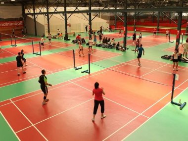 terrains de badminton dans le parc de loisirs indoor we are sports lyon