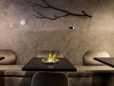 table banquette style brut nature restaurant gastronomique jeremy galvan lyon