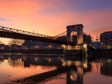 passerelle masaryk au coucher du soleil