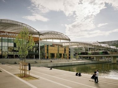 vue extereieure ensemble centre commercial lyon confluence