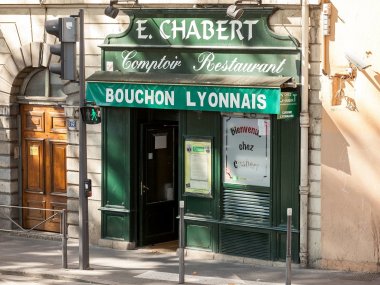 devanture boiserie verte cbouchon chez chabert lyon