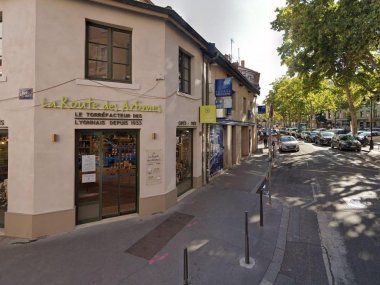 devanture boutique route des aromes place de la croix rousse