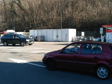 dechargement d encombrants devant la donnerie de la decheterie de vaise a lyon 9