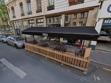 devanture et terrasse en bois du restaurant epicerie italien tipicco
