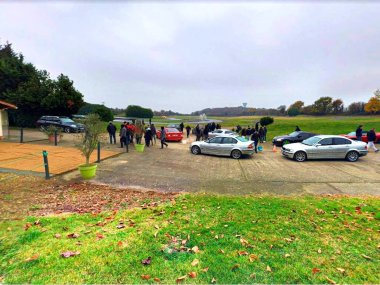 entree et parking du circuit auto de thurigneux a lyon