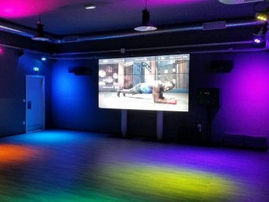 cours virtuels sur grand ecran salle de sport basic fit de vaise