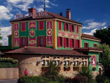 vue ensemble restaurant auberge etoile paul bocuse