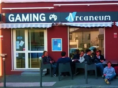 devanture terasse bar gaming arcaneum villeurbanne