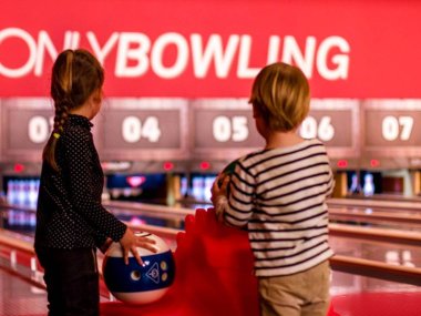 des enfants qui jouent au bowling chez onlybowling lyon la cotiere