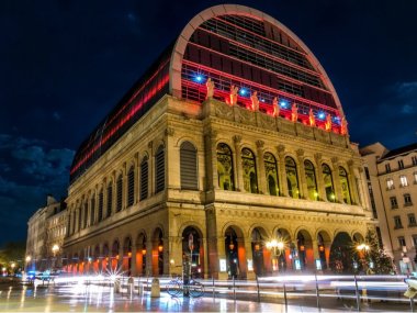 edifice opera lyon illumine la nuit
