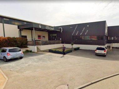 devanture et parking du bowling ibowl a lyon