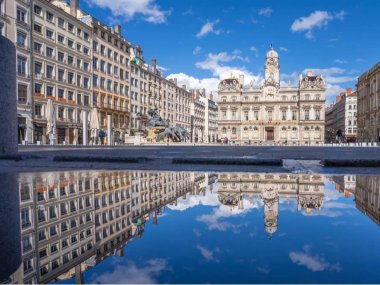 reflet hotel de ville de lyon depuis plan eau place des terreaux