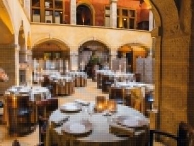 belles tables dresses cour interieur restaurant cour des loges lyon