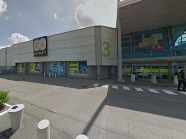 entree du magasin go sport dans le centre commercial 2 vallees a givors