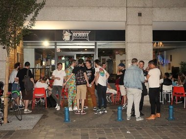 de nombreux jeunes lyonnais se retrouvent sur la terrasse du bar gaming le reboot a lyon