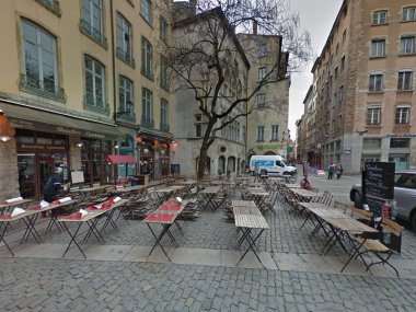 belle terrasse pavee bouchon chez louise lyon