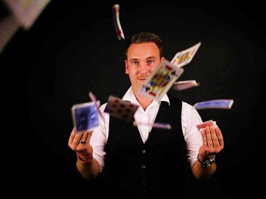 le magicien lyonnais jeremy allimann realise un tour de cartes