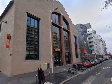 vue exterieur entree batiment de la salle de sport basic fit lyon 8