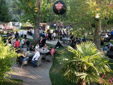 afterwork  dans le jardin exterieur durestaurant ile