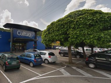 entree et parking du magasin de loisirs creatifs cultura a givors
